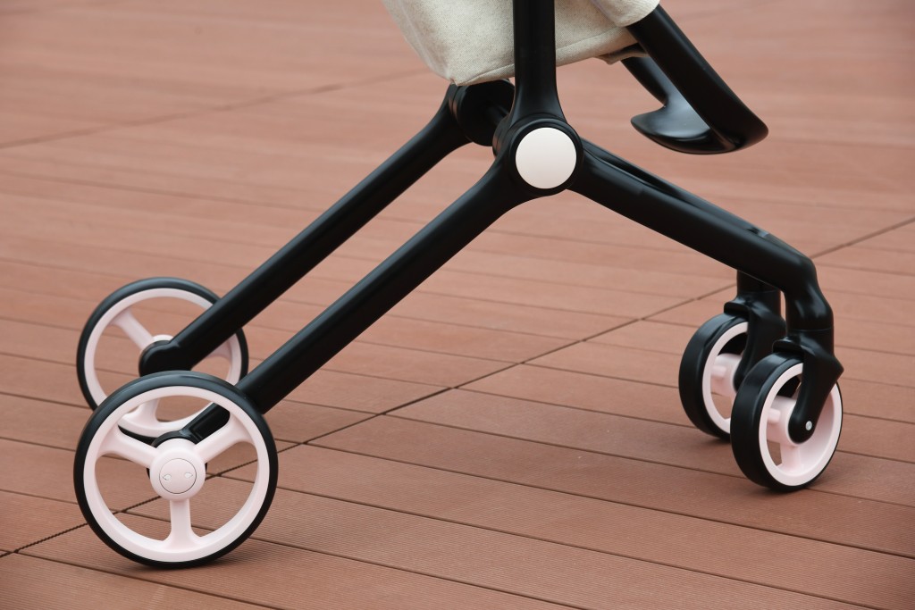 「Embrace」用上更宽的轴距，让家长的身体可以紧贴座位。