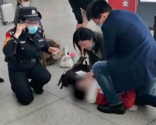疫情期間北京女醫生除口罩為心臟驟停的男子做人工呼吸，成為佳話。(網圖)