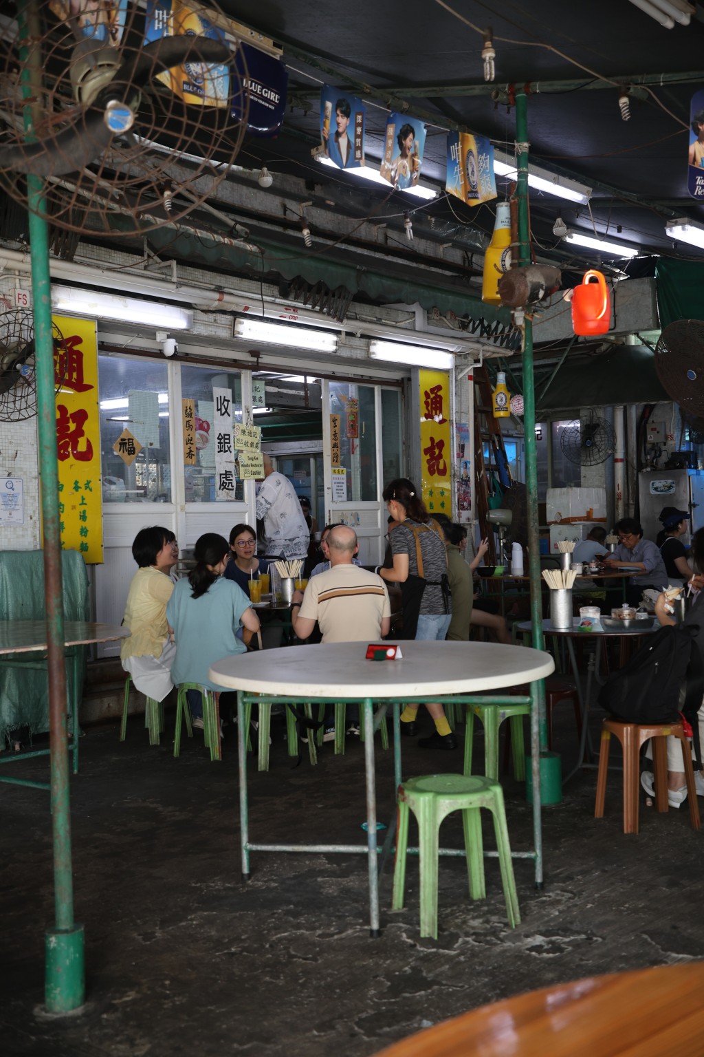 陳通記位於長洲街市附近，是屹立長洲多年的茶餐廳，從早到晚都坐滿本地居民及熟客。