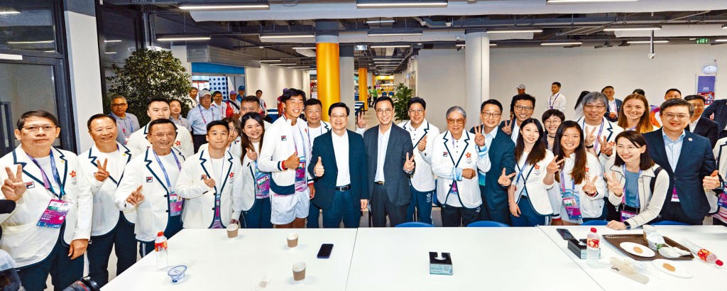 李家超昨日率領政府代表團抵達杭州,準備出席今日舉行的杭州亞運會開幕式。