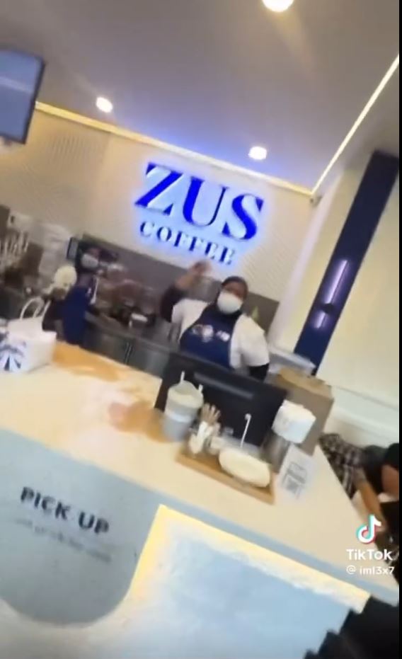 有大馬咖啡店店員被疑是中國的女遊客潑咖啡後還擊。TikTok@iml3x7