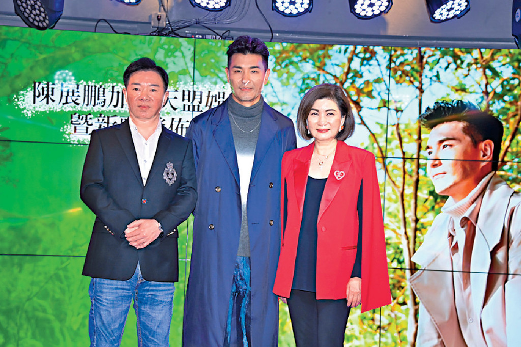 有高層撐■TVB高層樂易玲現身加盟記者會力撐，其實4年前樂易玲已叫他做歌手，當時怕走音俾人鬧，掙扎良久未答應。