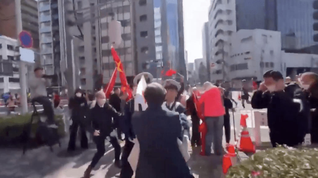 根據網上流傳片段顯示，一名手持中國國旗在街邊觀賽的中國男子，突然遭到數名日本右翼分子上前滋擾及推搡。