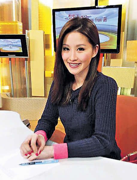 現年38歲的何傲芝較早前低調與富貴男友董必政結婚,何傲芝是前港姐何傲兒(現名何天兒)家姐,曾經短暫擔任《東張西望》主持,亦曾經拍攝劇集《東西宮略》及《依家有喜》,不過她加入TVB不久便淡出娛圈,轉而回到老本行做馬評人,而她是至今唯一嫁入豪門的《東張》女神,她的丈夫是「帝皇翡翠」創辦人董吳玲玲之子,身家相當豐厚,是正宗的名門望族,成功升呢做闊太!