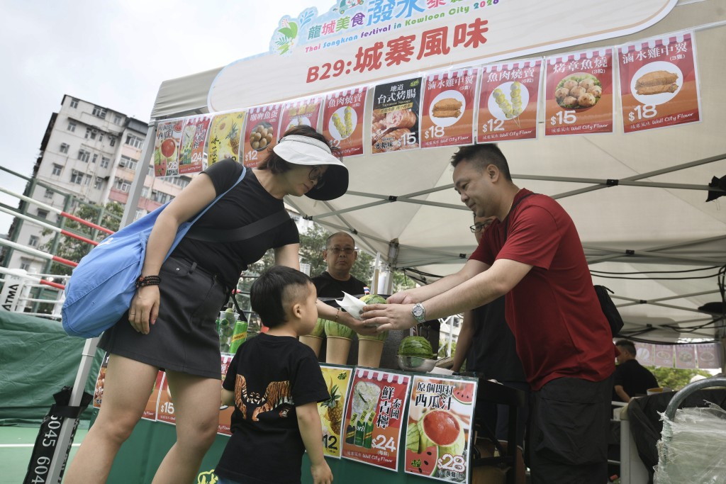 现场设有泰国特色市集，让市民品尝地道美食、购物及享受传统泰式按摩。