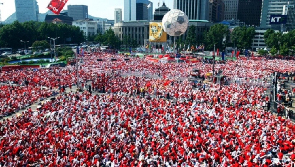 过去红魔啦啦队的街头打气活动人数往往超过十万。网上图片