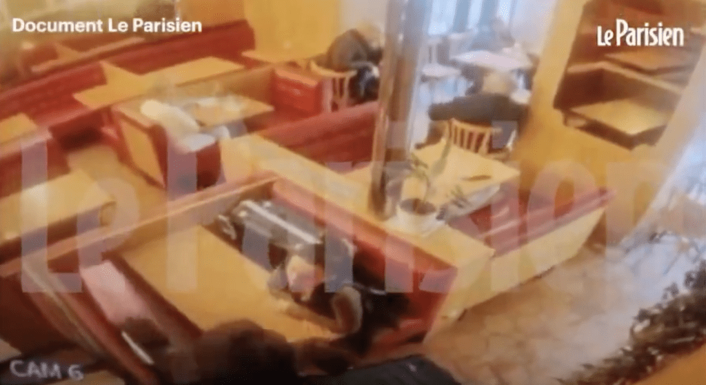 班奇瑞德犯案後將遺體塞入行李箱,若無其事地拖行至附近咖啡館見男顧客。 班奇瑞德犯案後將遺體塞入行李箱,若無其事地拖行至附近咖啡館見男顧客。