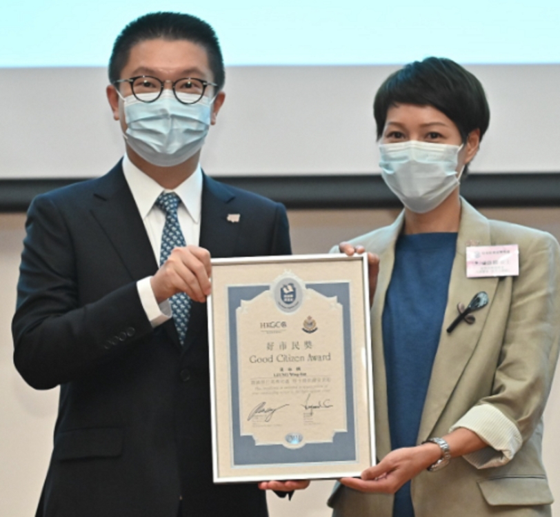 Wing（右）获颁「好市民奖」当天，与香港扑灭罪行委员会委员彭颖生合摄。警方提供图片