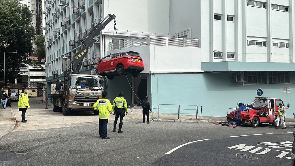 的士由吊臂車運走。劉漢權攝 的士由吊臂車運走。劉漢權攝