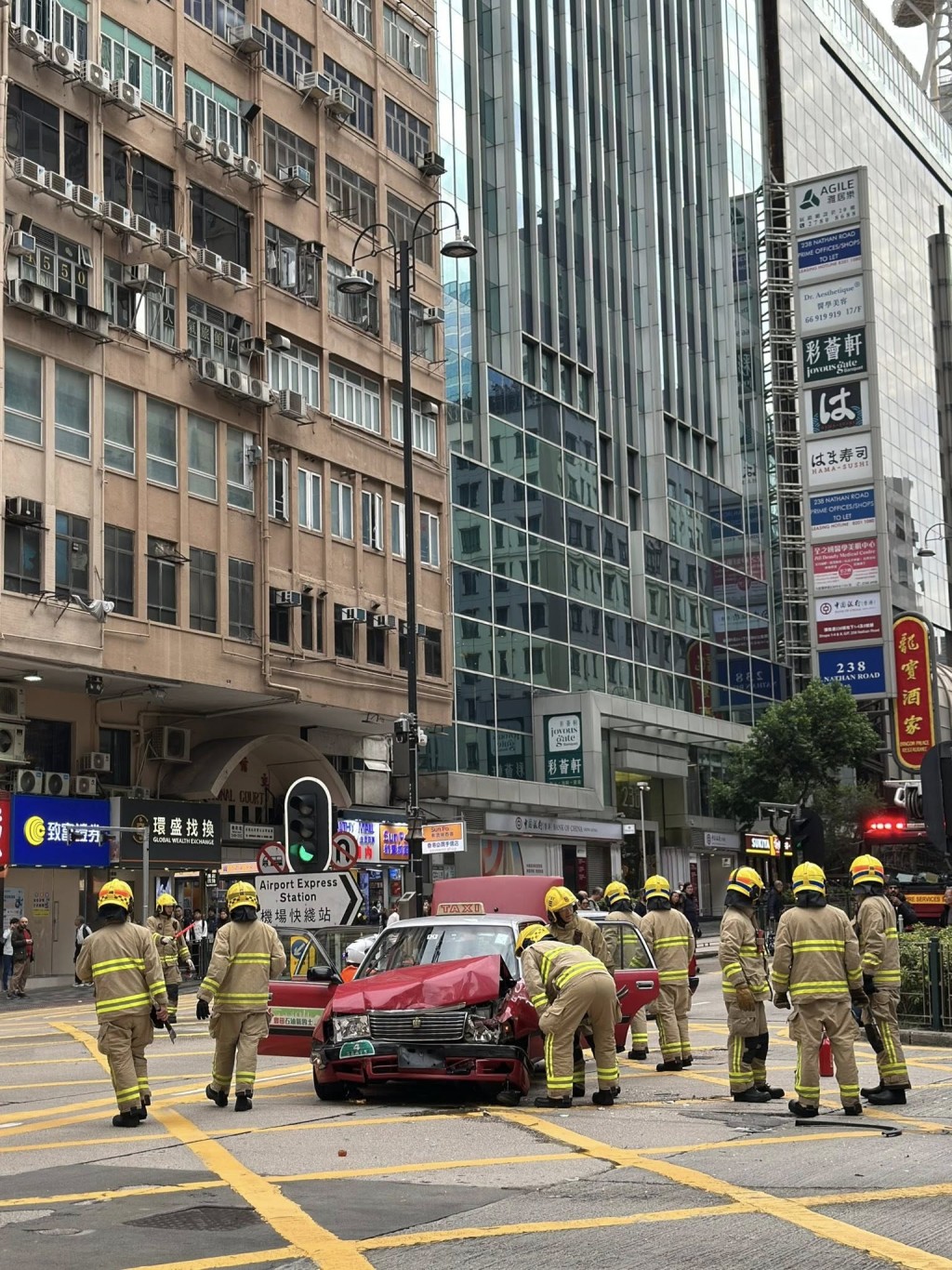 的士車頭嚴重損毀變型,車牌飛脫,安全氣袋彈出。網上圖片 的士車頭嚴重損毀變型,車牌飛脫,安全氣袋彈出。網上圖片