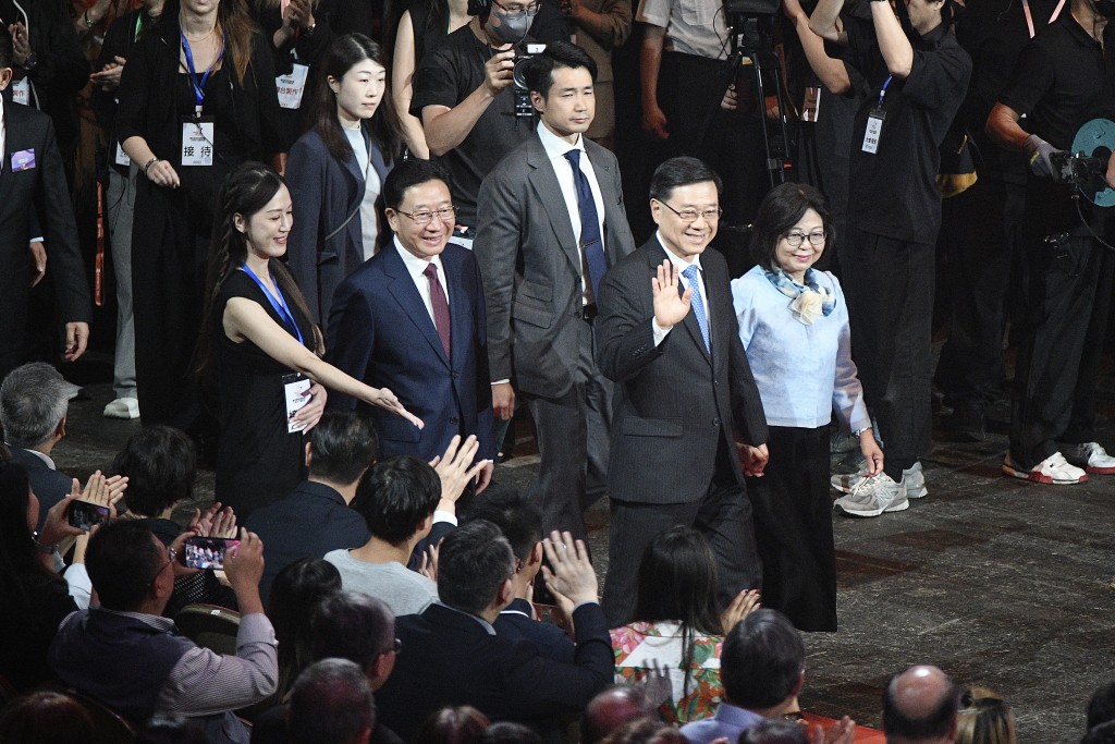 行政長官李家超與夫人林麗嬋，以香港中聯辦主任周霽一同進場。