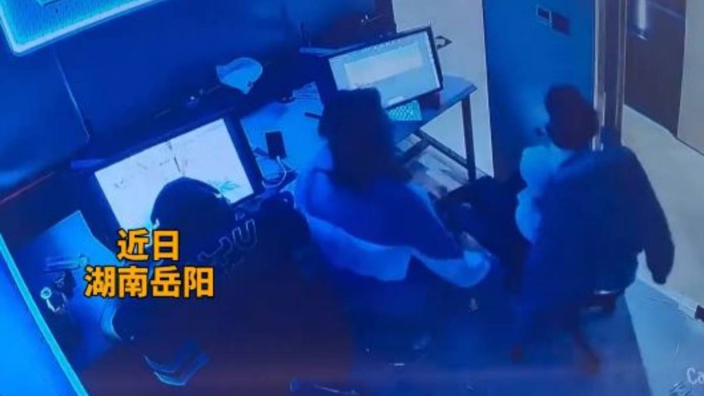 男事主包房打機期間，被闖入女子猥褻。