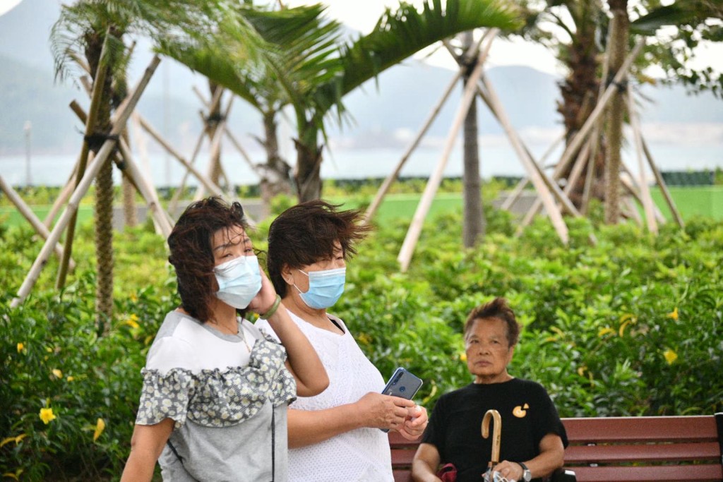 部分居民下樓散步。