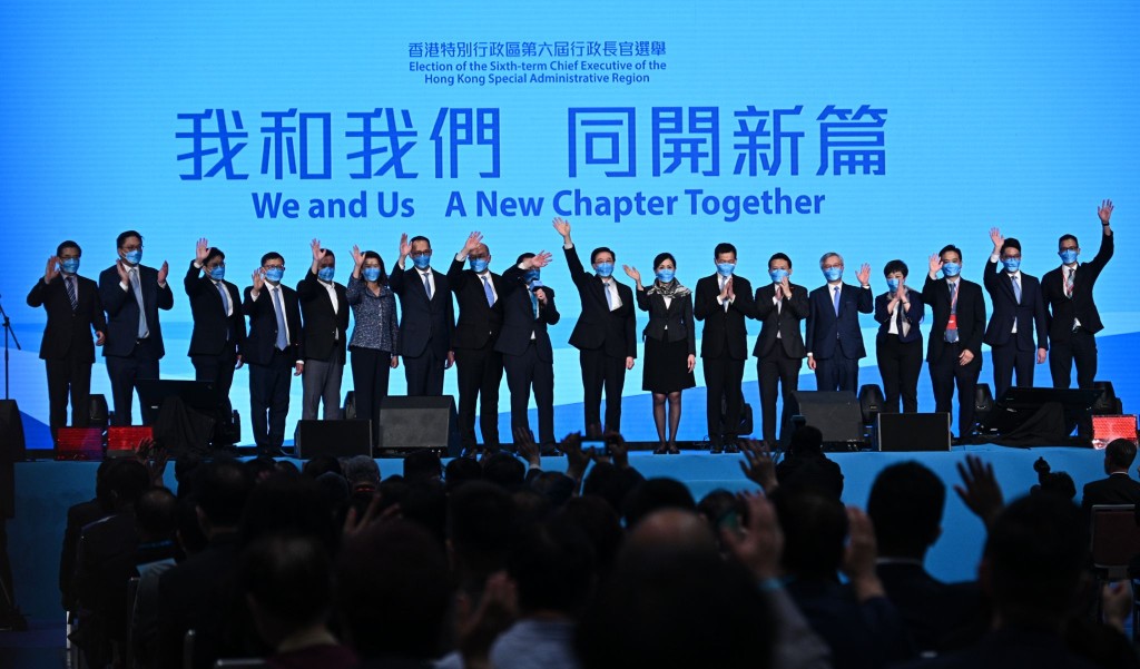 谭耀宗带领在场所有人3度叫出「支持李家超，同为香港开新篇」的口号。