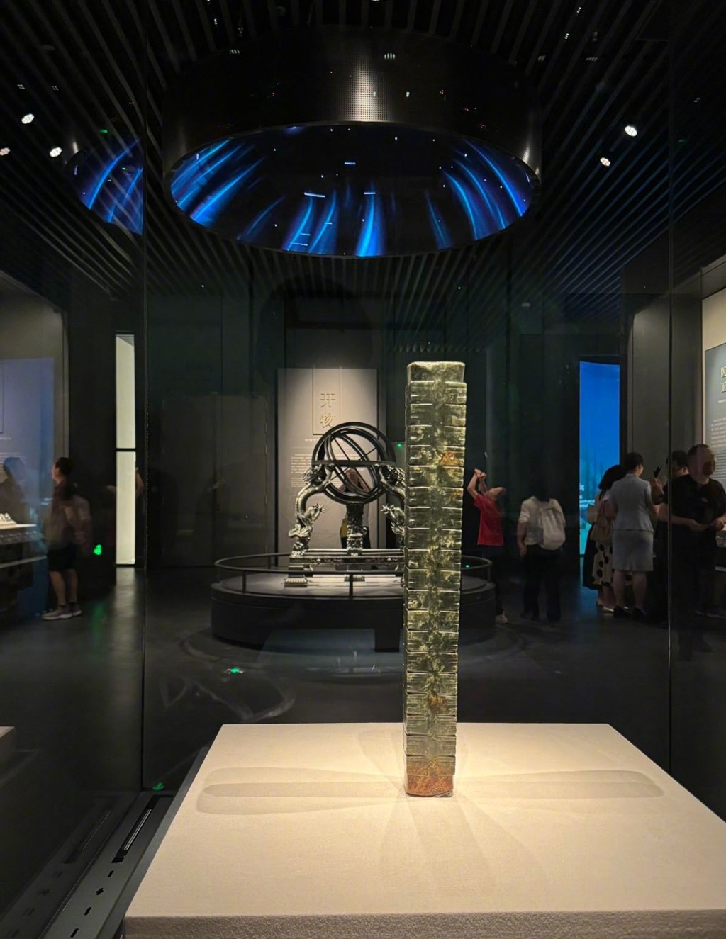  碧玉琮，良渚文化（距今约5300-4500年），玉琮是新石器时代良渚文化最重要的一种礼器。这件玉琮共19节，是目前国内所见最高的玉琮。  深圳晚报