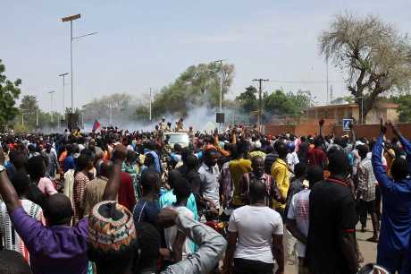 尼日尔示威者包围法国大使馆，警方发射催泪弹驱散。（路透社）