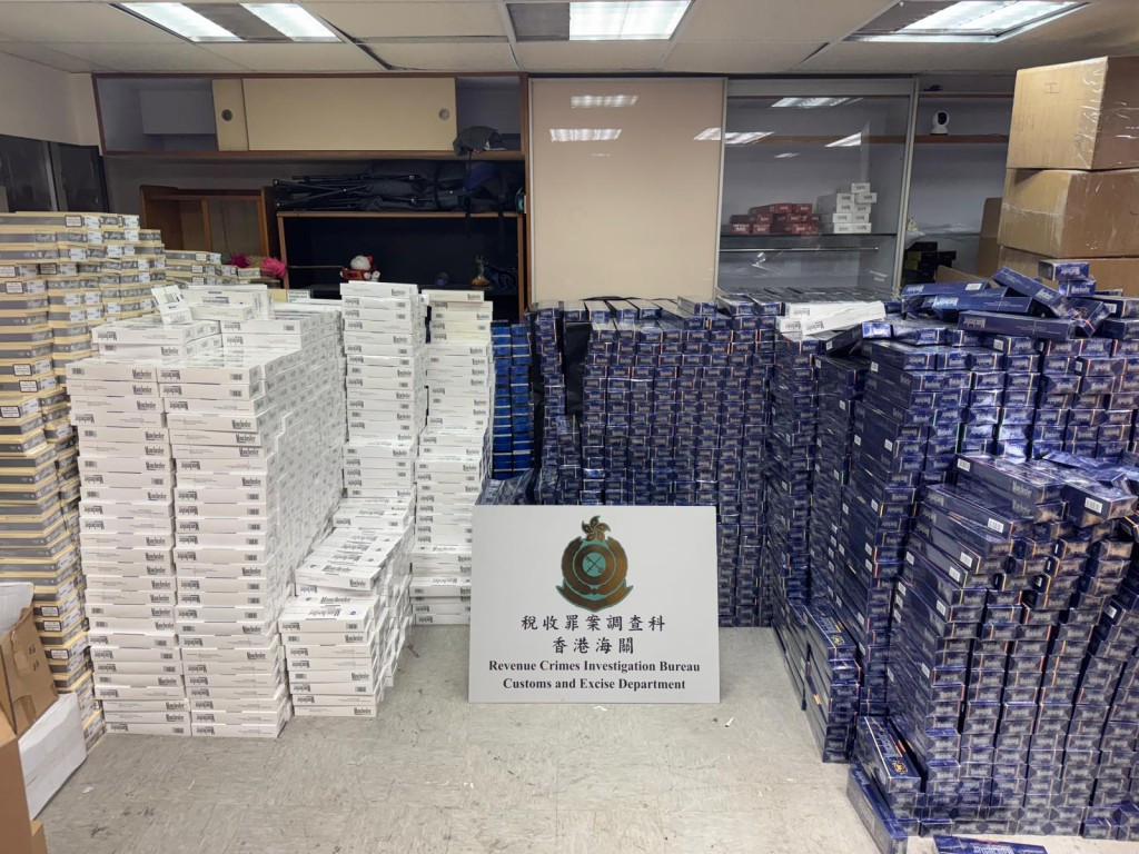 海關檢獲約500萬支懷疑私煙，估計市值約2,200萬元，應課稅值約1,600萬元。海關圖片