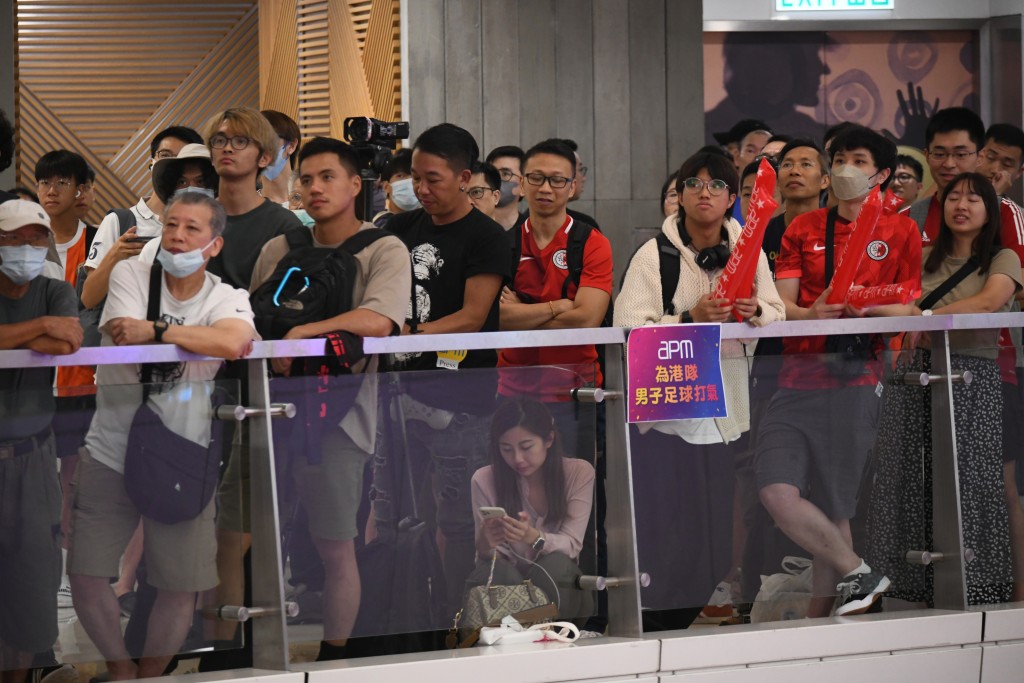 香港男子足球隊在杭州亞運歷史性晉級四強，大量市民擠滿商場的各處，為港隊打氣。何健勇攝