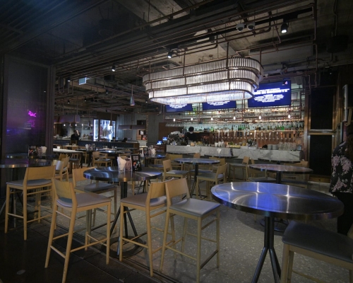 政府實施規定後,餐廳冷清。