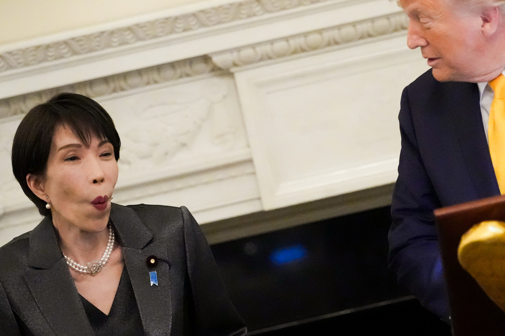 高市早苗嘗試以英語作開場白時嚴重「食螺絲」。（美聯社）