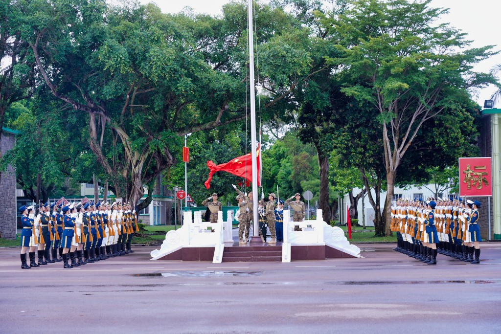 第十七届香港青少年军事夏令营结业典礼升国旗仪式进行中。政府新闻网图片