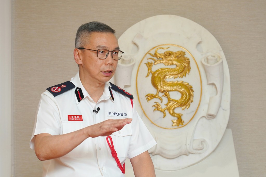 消防處副處長（行動）黃鎮業表示，消防處精益求精，近年引入機械人、機械狗、無人機和人工智能協助搜救。 葉偉豪攝