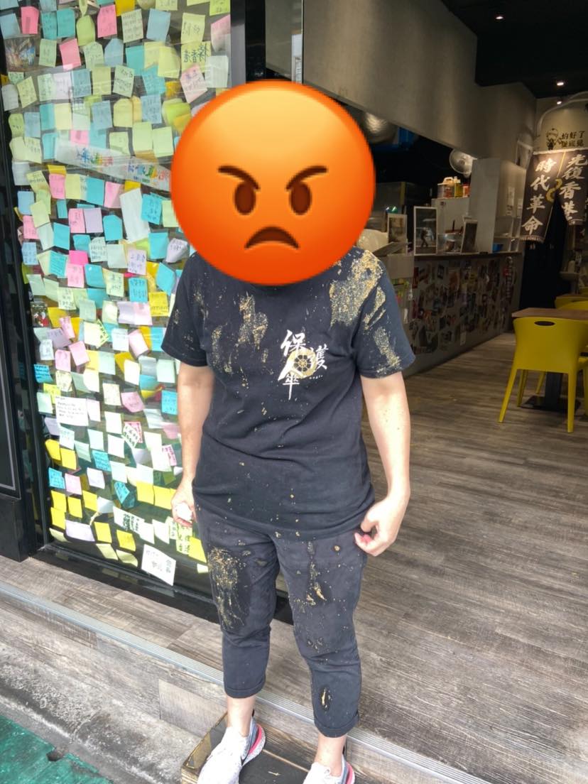 店員事發後一身髒物。網上圖片