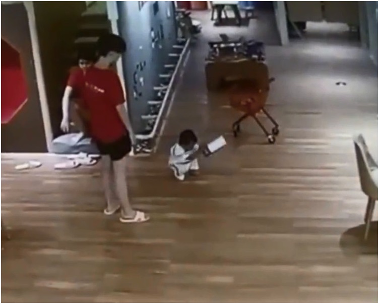 男童3次大力摔餐廳玩具落地被職員勸告無果。網圖