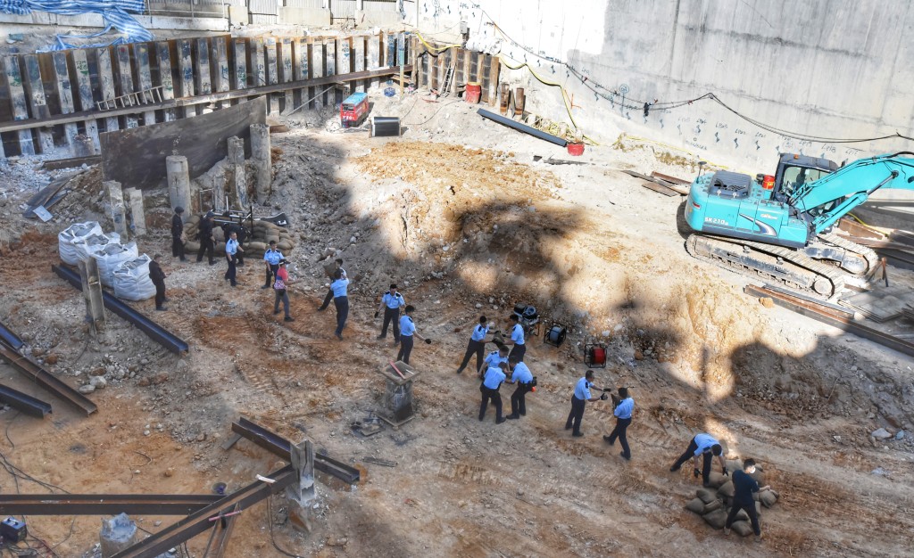 2020年跑馬地錫克廟重建地盤亦掘出一枚長達1.5米的戰時炸彈。資料圖片