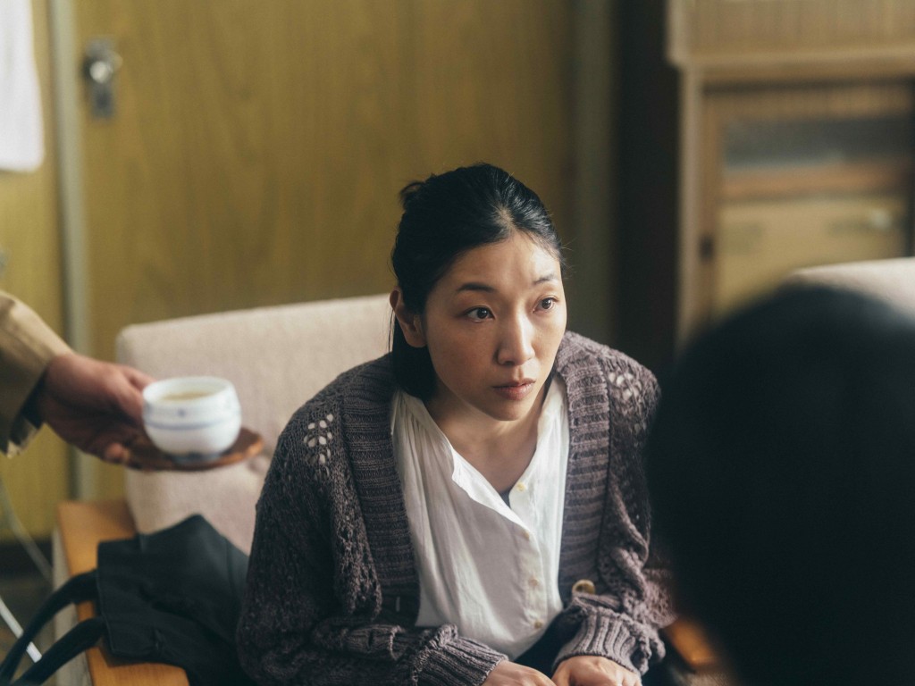 继《小偷家族》跟是枝裕和再度合作的安藤樱，饰演爱子心切的母亲早织。