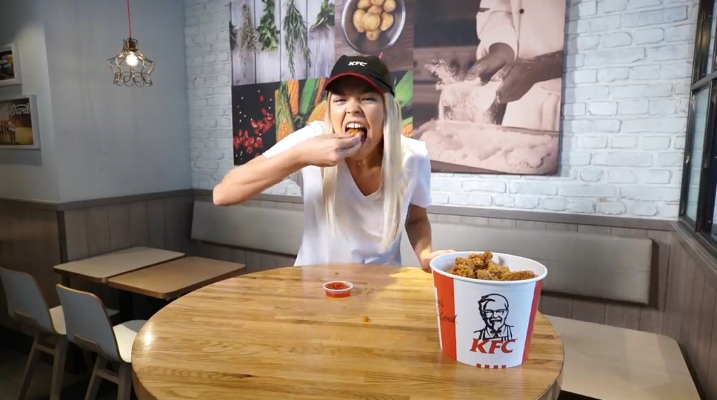 How to eat chicken wings like a boss