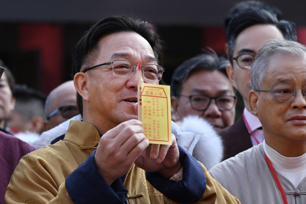 乡议局主席每年按习俗于年初二到车公庙为香港求签祈福。资料图片