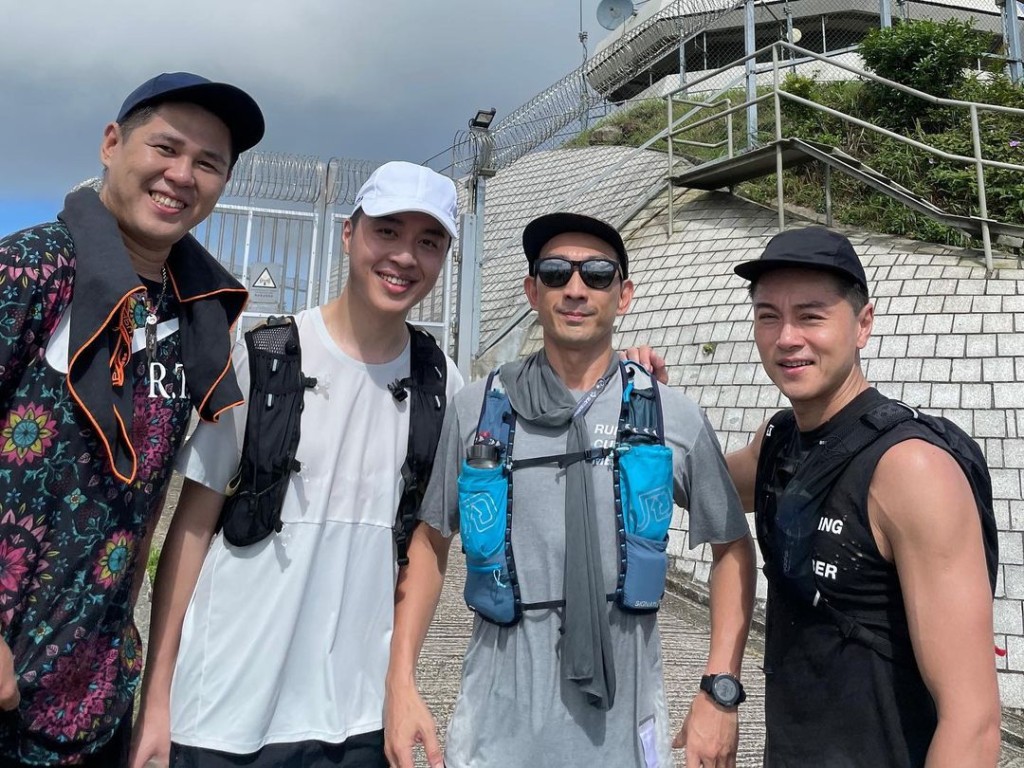 同行仲有兩位朋友，包括歌手潘宇謙（左二)。