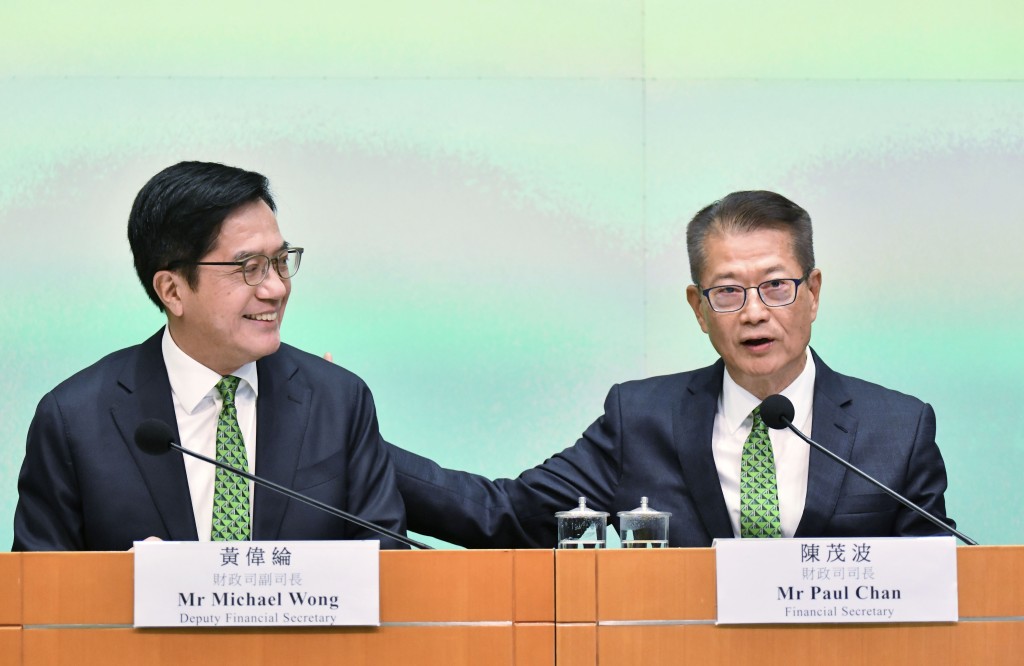 財政司副司長黃偉綸(左)及財政司司長陳茂波(右) 。盧江球攝 財政司副司長黃偉綸(左)及財政司司長陳茂波(右) 。盧江球攝