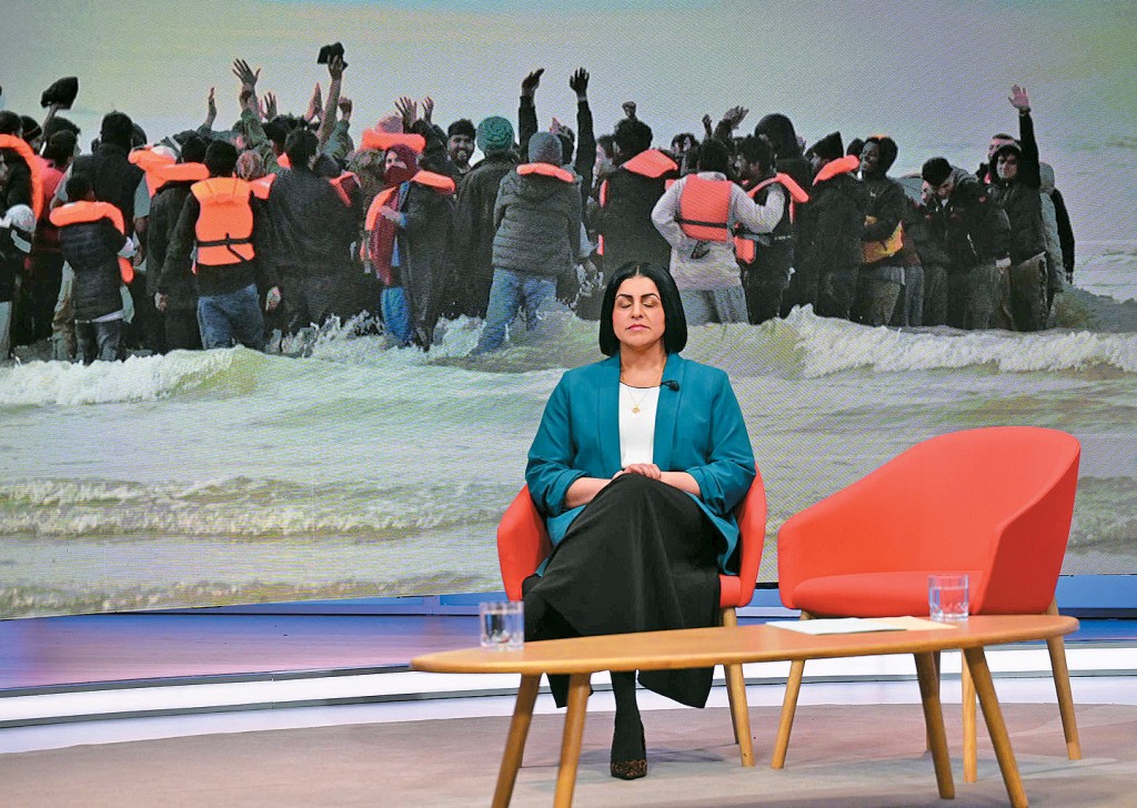 英國內政大臣馬曼婷周日現身BBC的政治節目，背景是橫渡英倫海峽的人蛇。