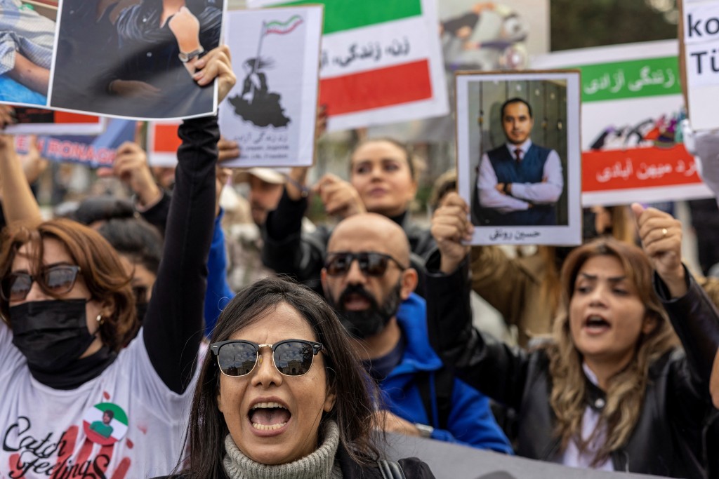 伊朗9月起爆发「头巾革命」浪潮，当局强力镇压，传出至今已有400多名示威者被杀，1万6千800人被捕。路透