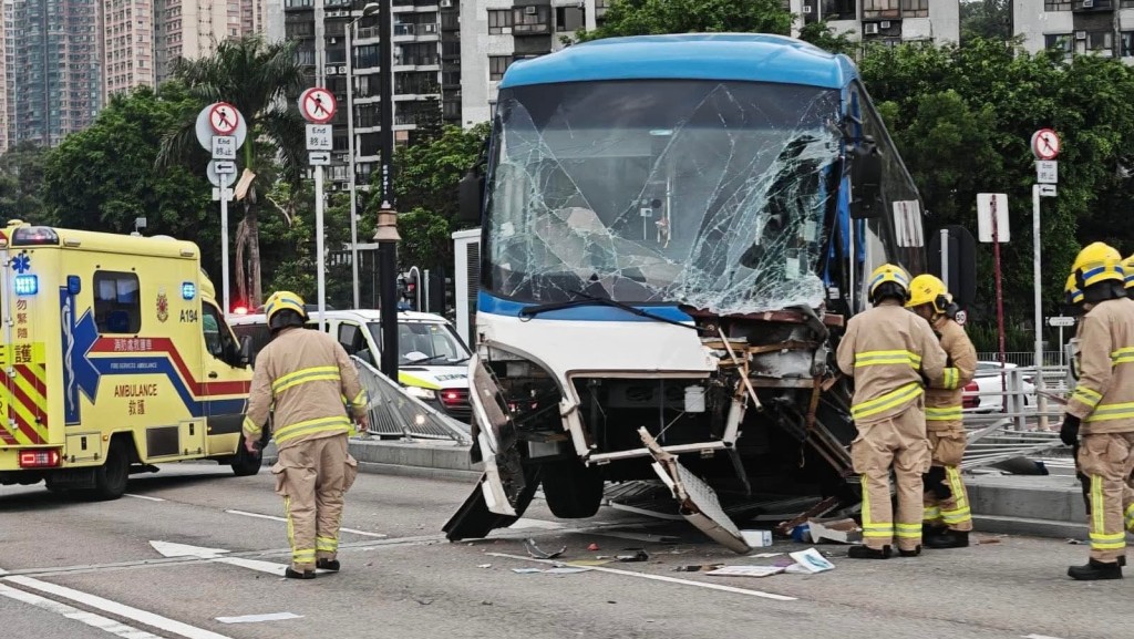 旅遊巴車頭嚴重損毀。fb馬路的事 (即時交通資訊台)圖片