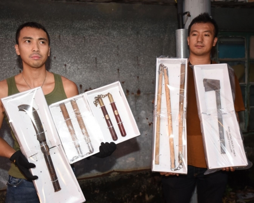 警方拘三人涉嫌管有違禁武器