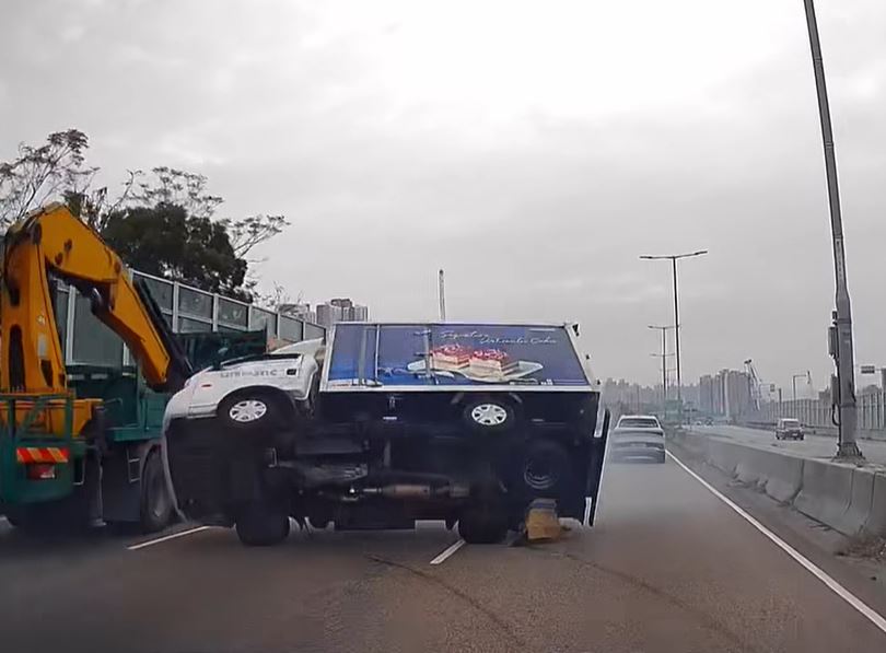 輕型貨車翻側。fb車cam L（香港群組）影片截圖