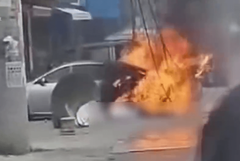 高壓電線從天而降，河南車輛爆炸燒毀。