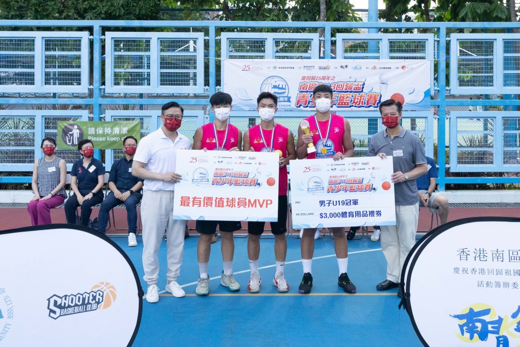 街球艺术家(HW)的陈楚熙(左二)获选为男子U19组MVP。公关提供图片