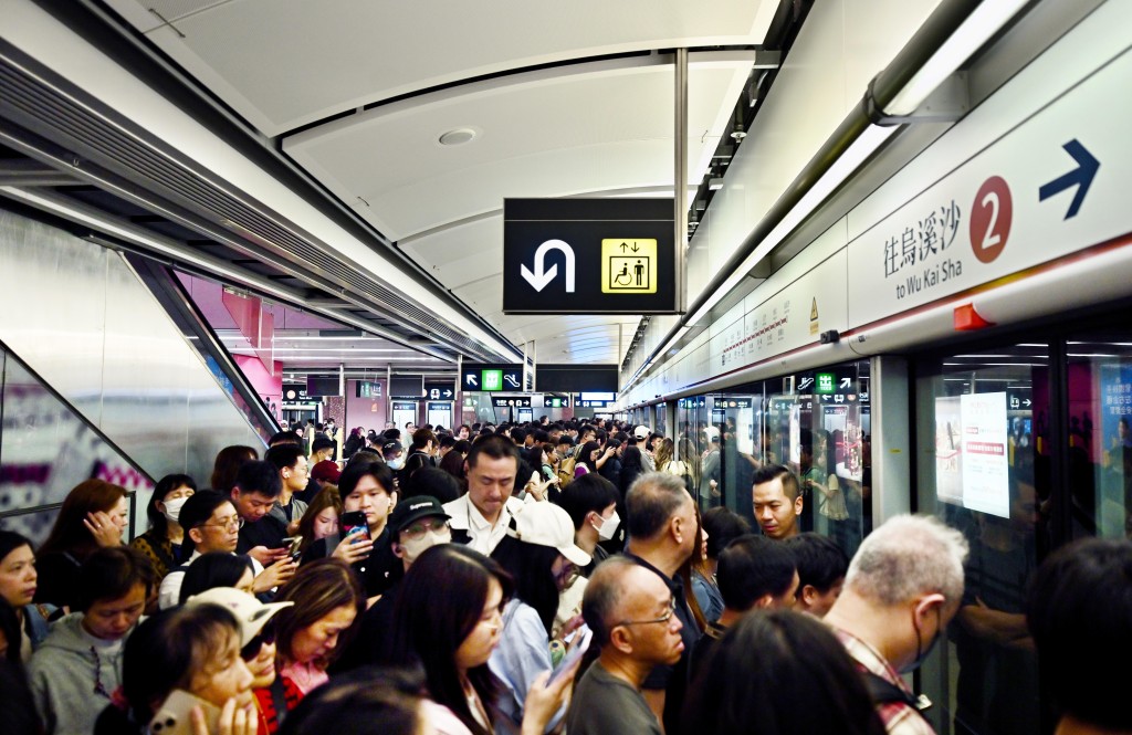 大批乘客轉乘屯馬綫來往九龍新界。劉駿軒攝