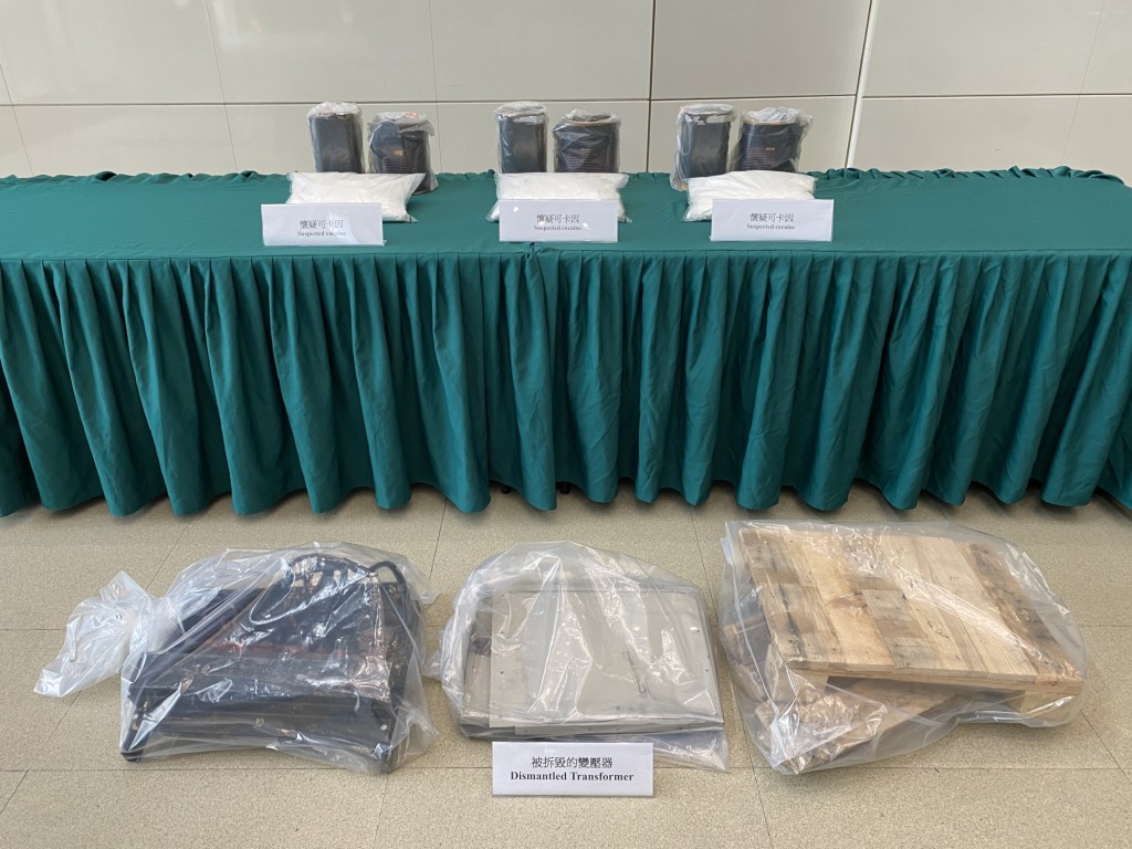 香港海關人員在大灣區聯合緝毒行動「雲戰──斷流」中，檢獲懷疑可卡因。