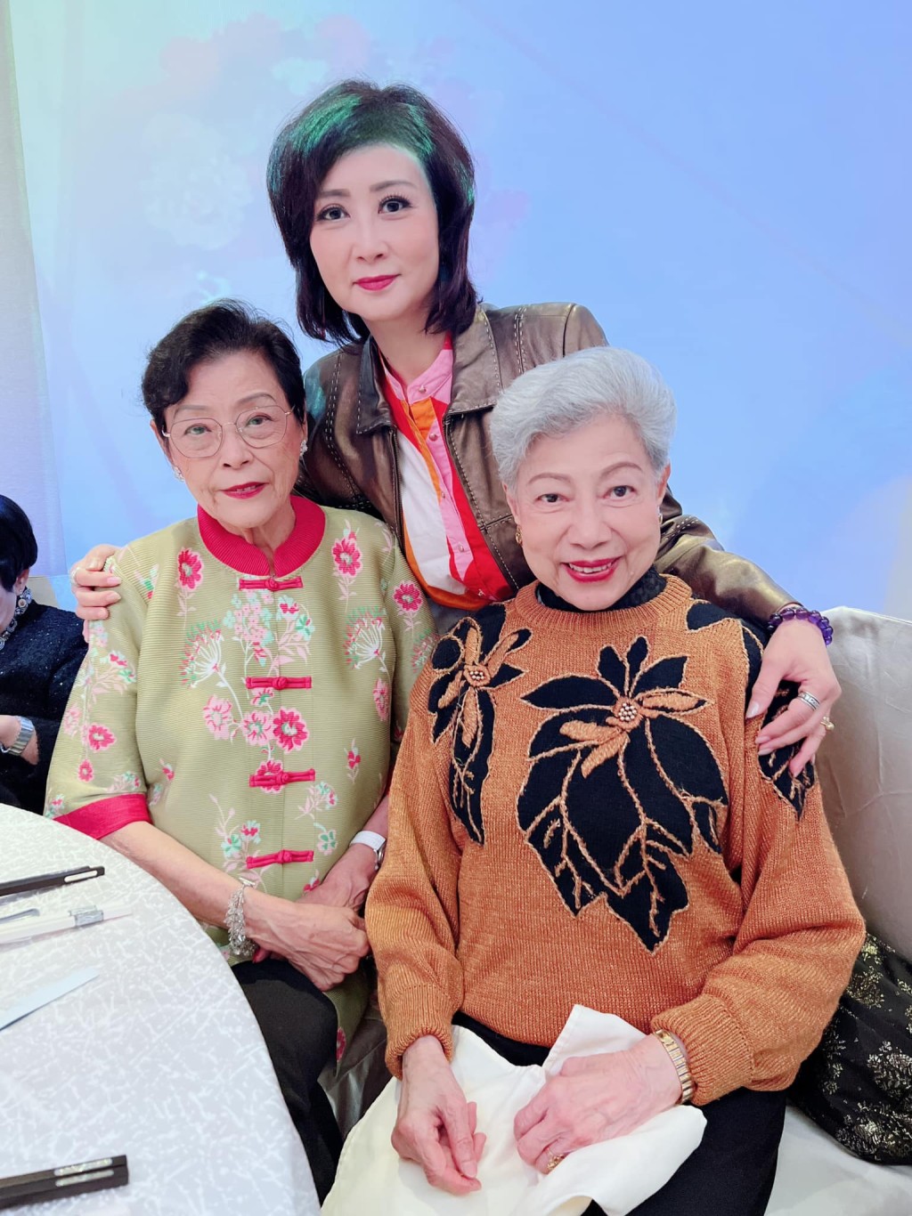谭淑莹与梁葆贞（左）及罗兰两位前辈合照。