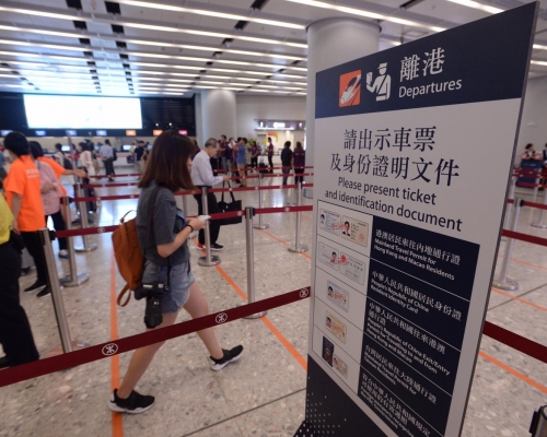 實測由入閘起計，經辦理出入境手續，過檢票閘口再抵達月台。