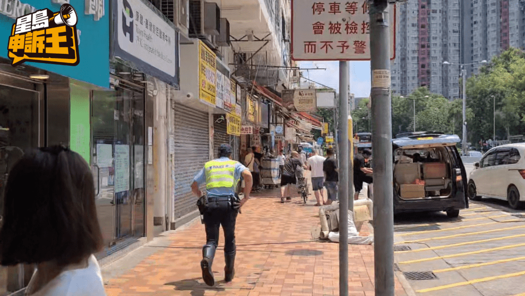 警方追截一名涉在行人路踩單車的男子。