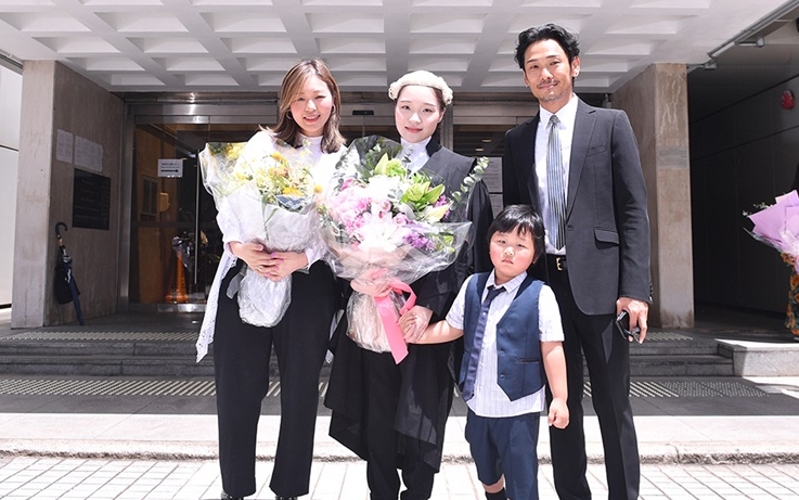 杜德偉一家三口到高等法院祝賀五妹。