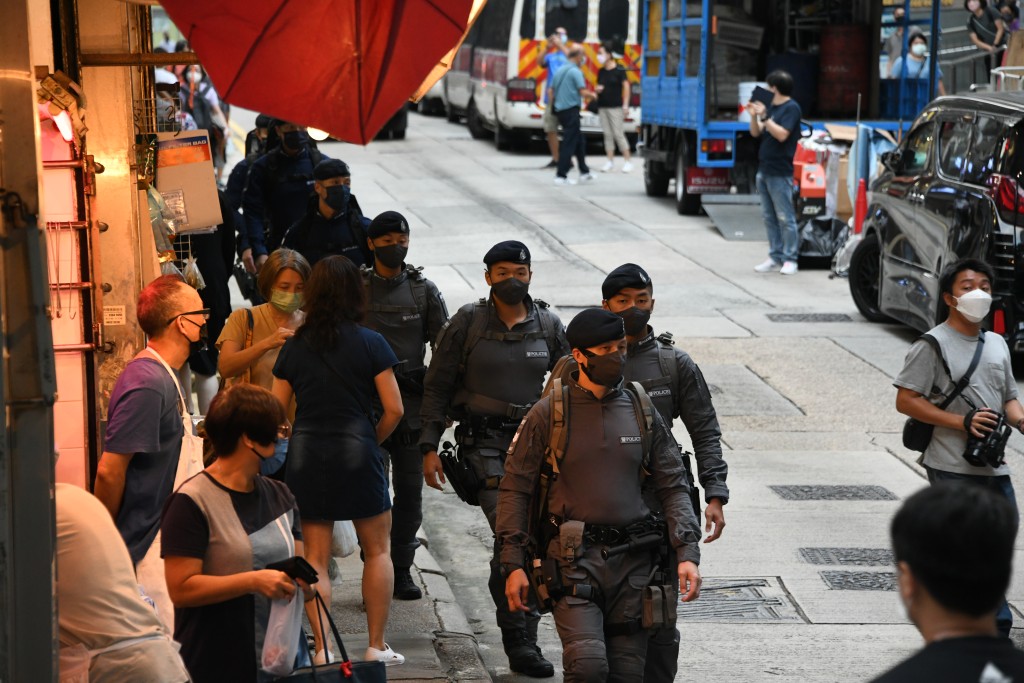  警方反恐人员于二十大举行前夕进行高姿态巡逻，防止有人制造事端。（伍明辉摄)