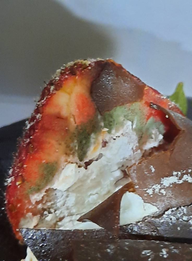 蛋糕上的士多啤梨布满霉菌。facebook群组「中伏饮食报料区」图片