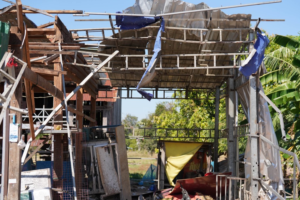 柬埔寨奧多棉吉省遭泰軍炮擊，平房被毀。新華社